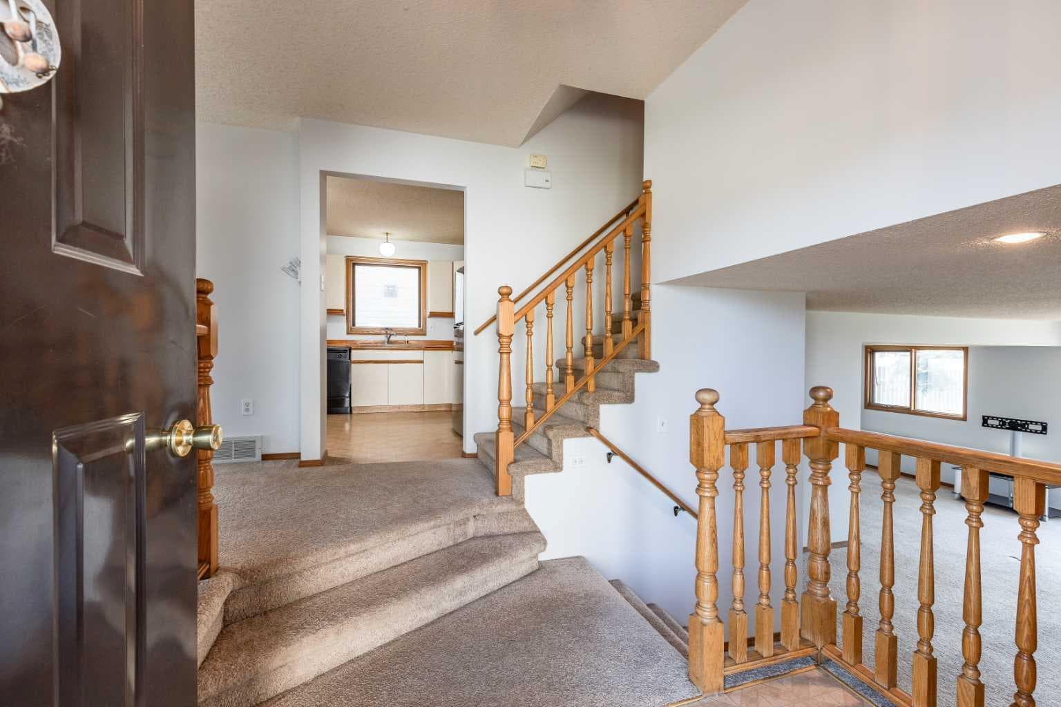 21 Rundle Crescent SE — photo 4