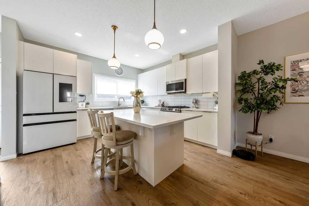 138 Midgrove Greenway SW — photo 3