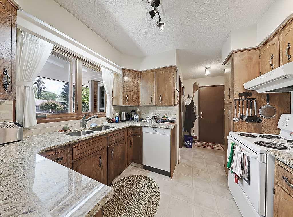 230 Oakwood Place SW — photo 4