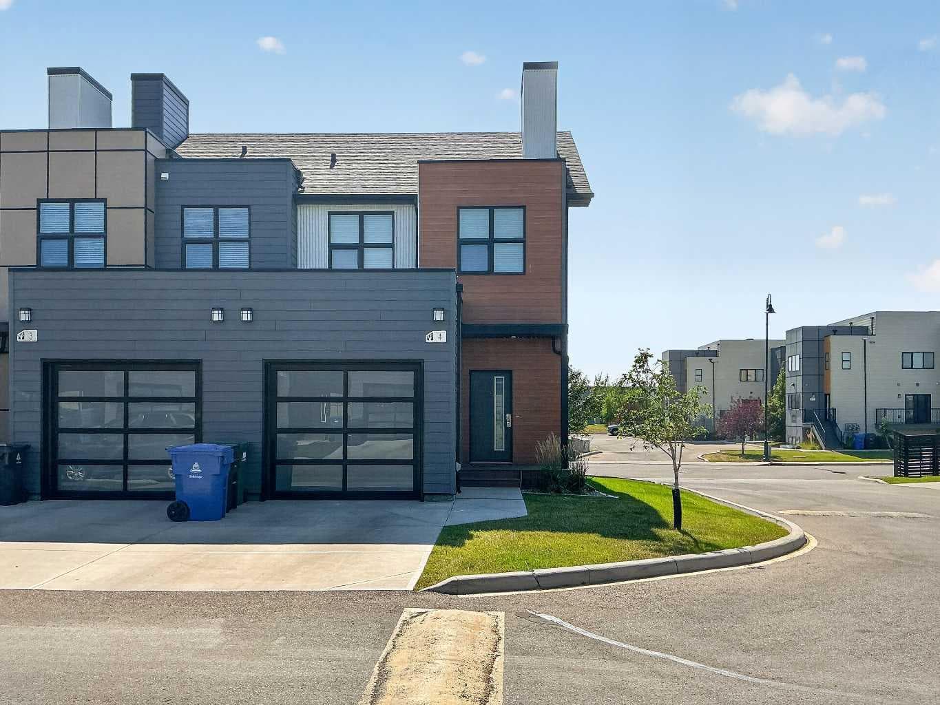 4, 83 aquitania Circle W — photo 1