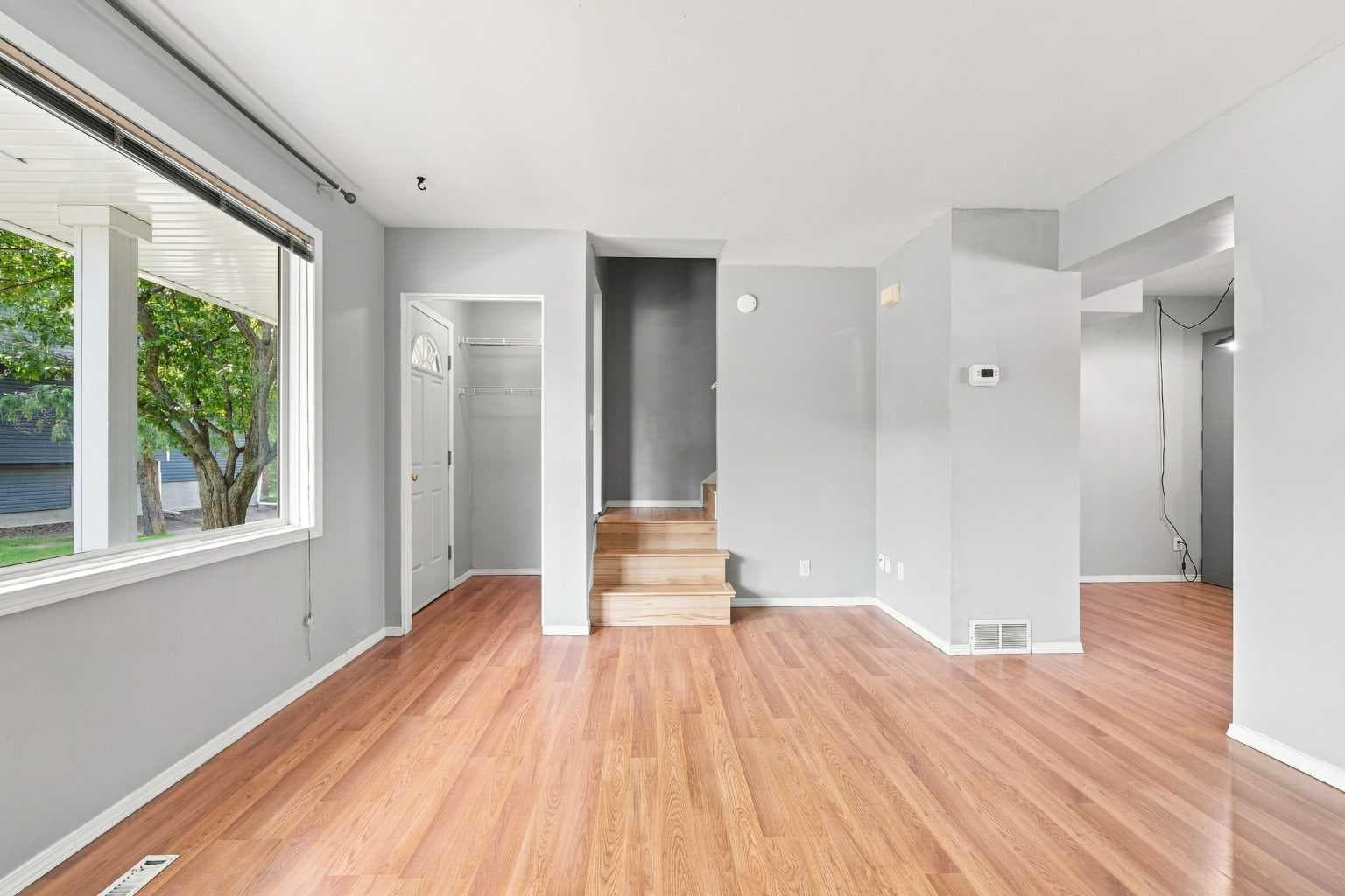 542 Regal Park NE — photo 2