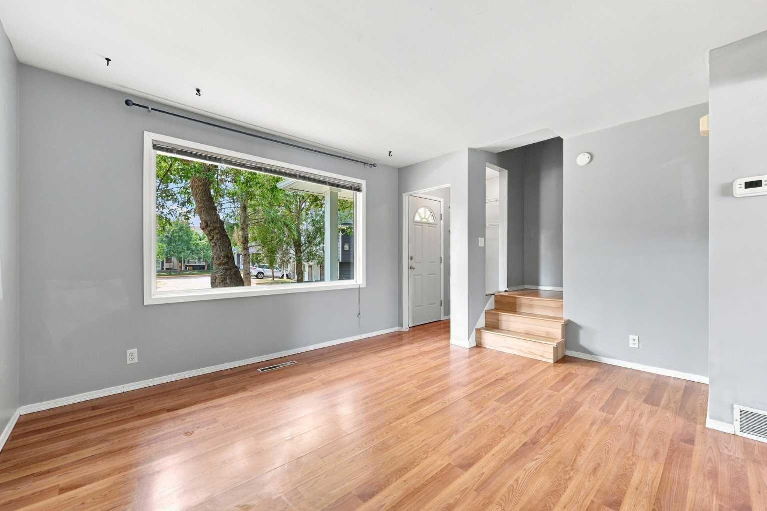 542 Regal Park NE — photo 3