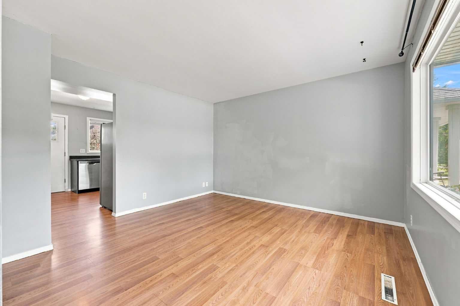 542 Regal Park NE — photo 4