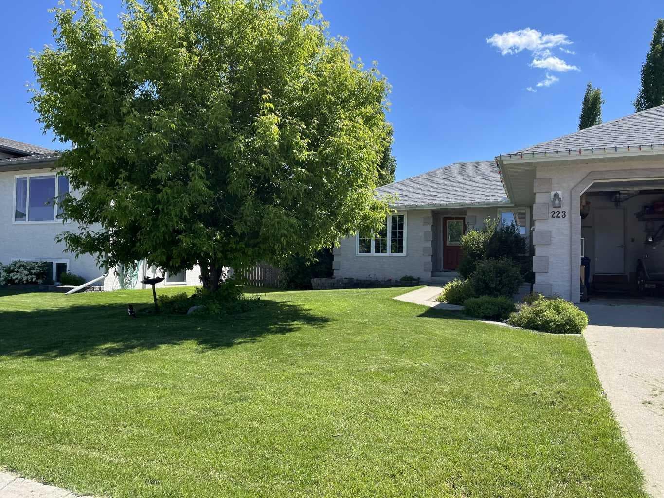 223 10 Avenue NE — photo 3
