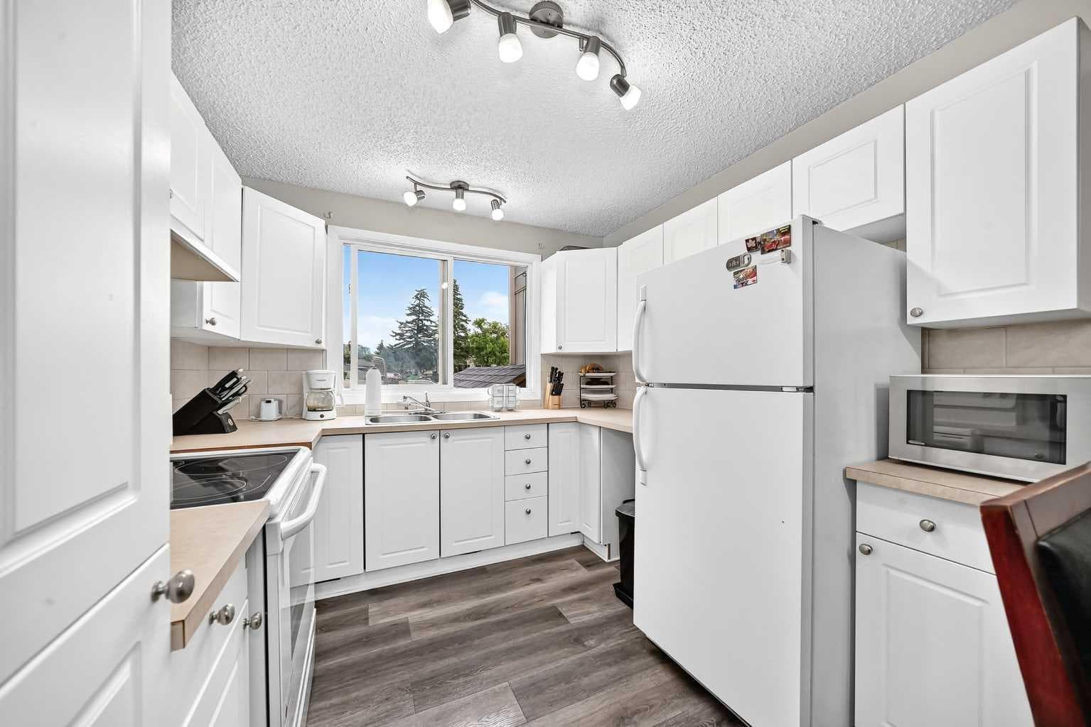 33, 175 Manora Place — photo 5