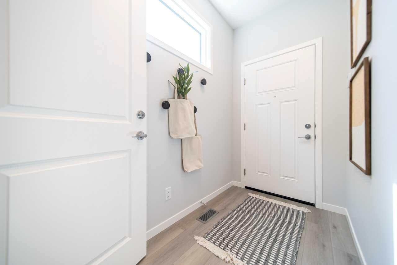 520 Tekarra Drive NW — photo 2