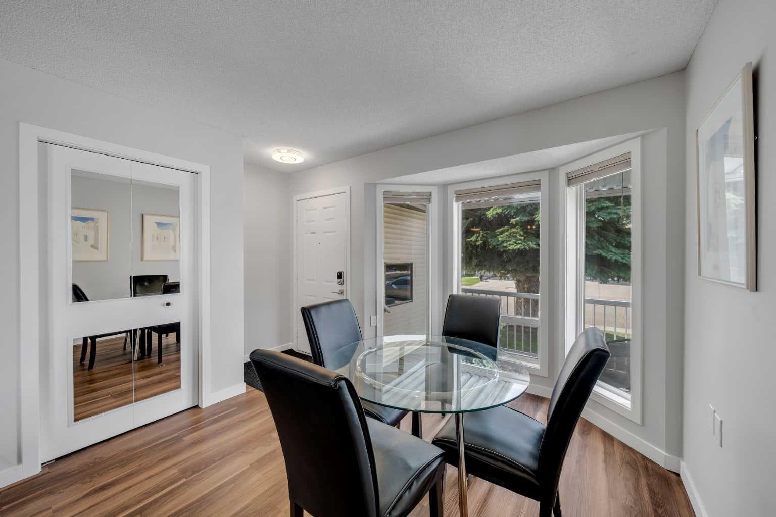 34 Woodside Close NW — photo 3