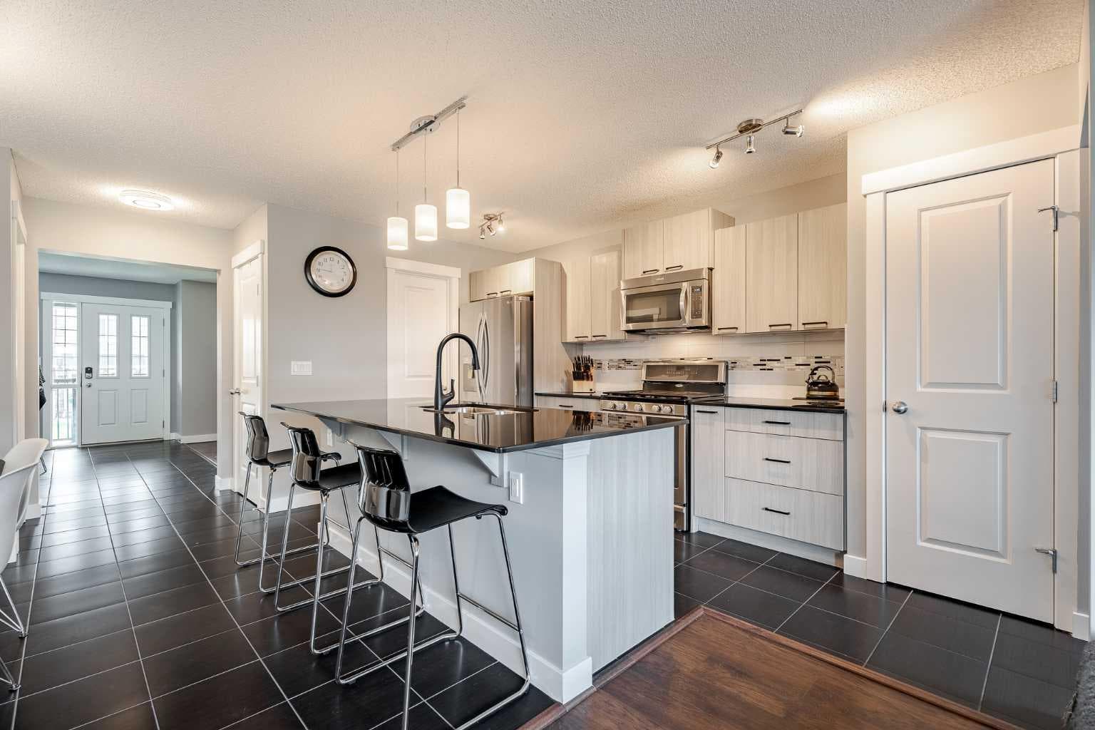 110 Skyview Ranch Manor NE — photo 2