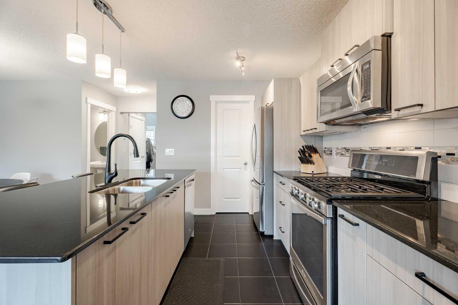 110 Skyview Ranch Manor NE — photo 4