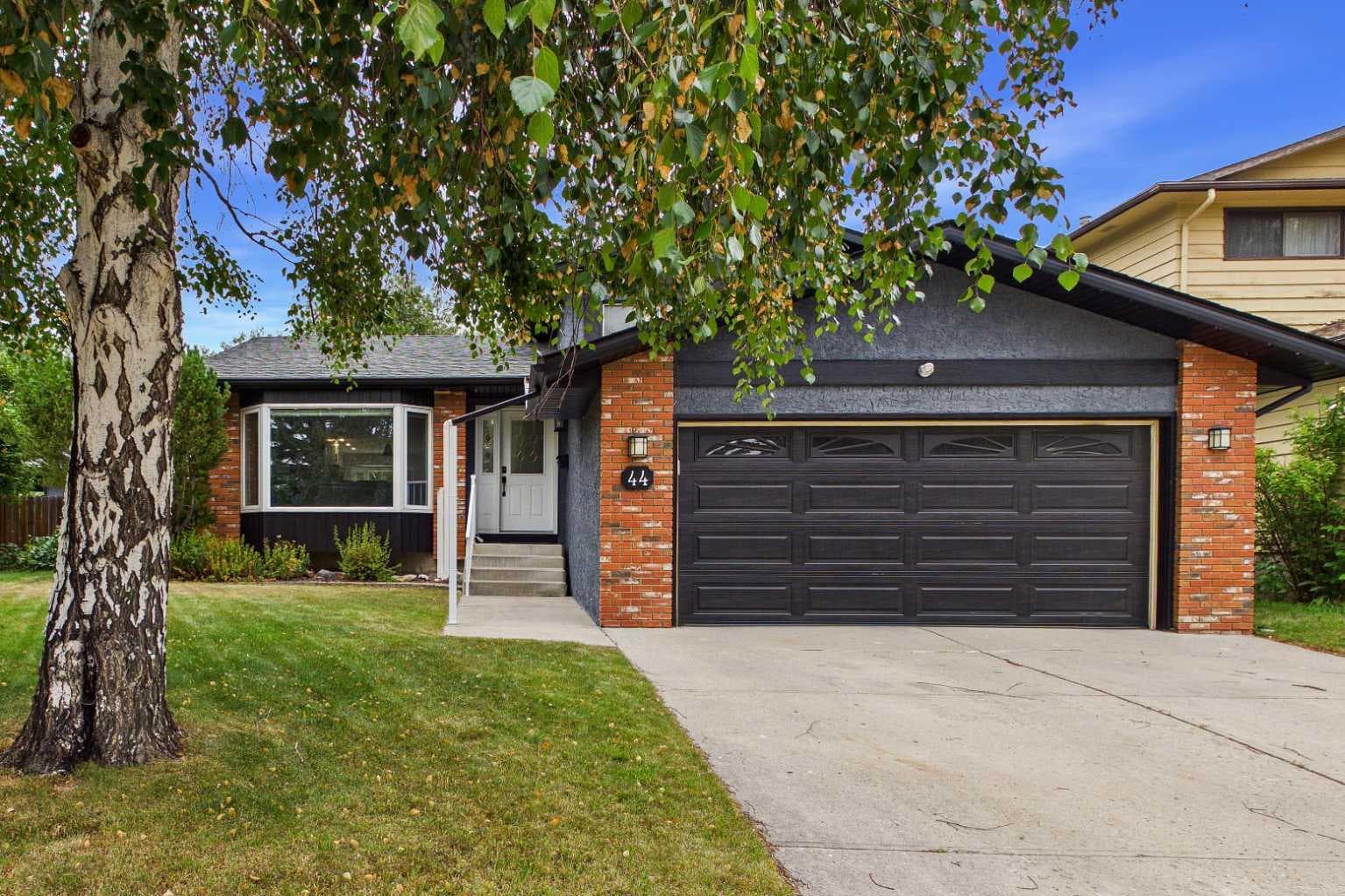 44 Woodbrook Place SW — photo 1