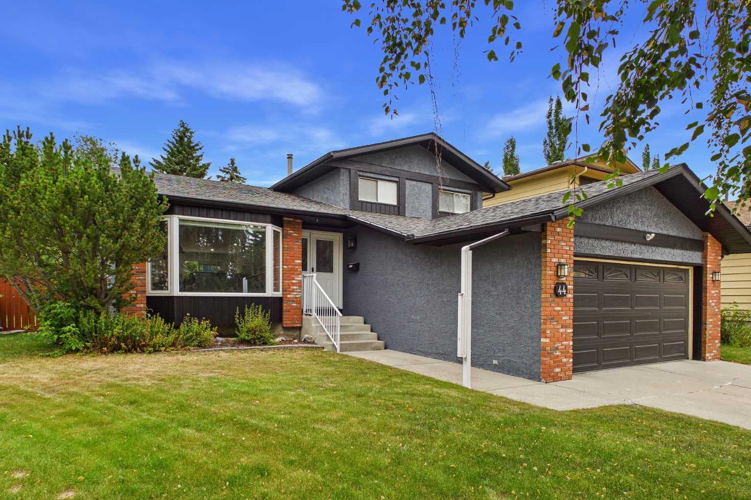 44 Woodbrook Place SW — photo 2