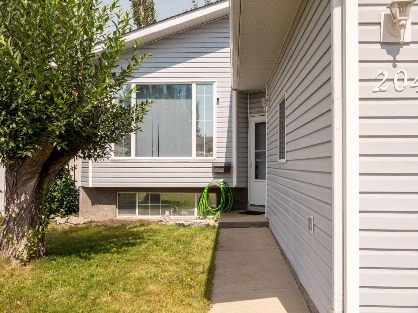 204 Mt Rundle Road W — photo 2