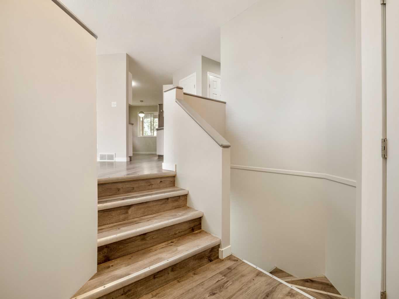204 Mt Rundle Road W — photo 3
