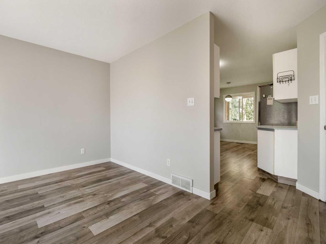 204 Mt Rundle Road W — photo 5