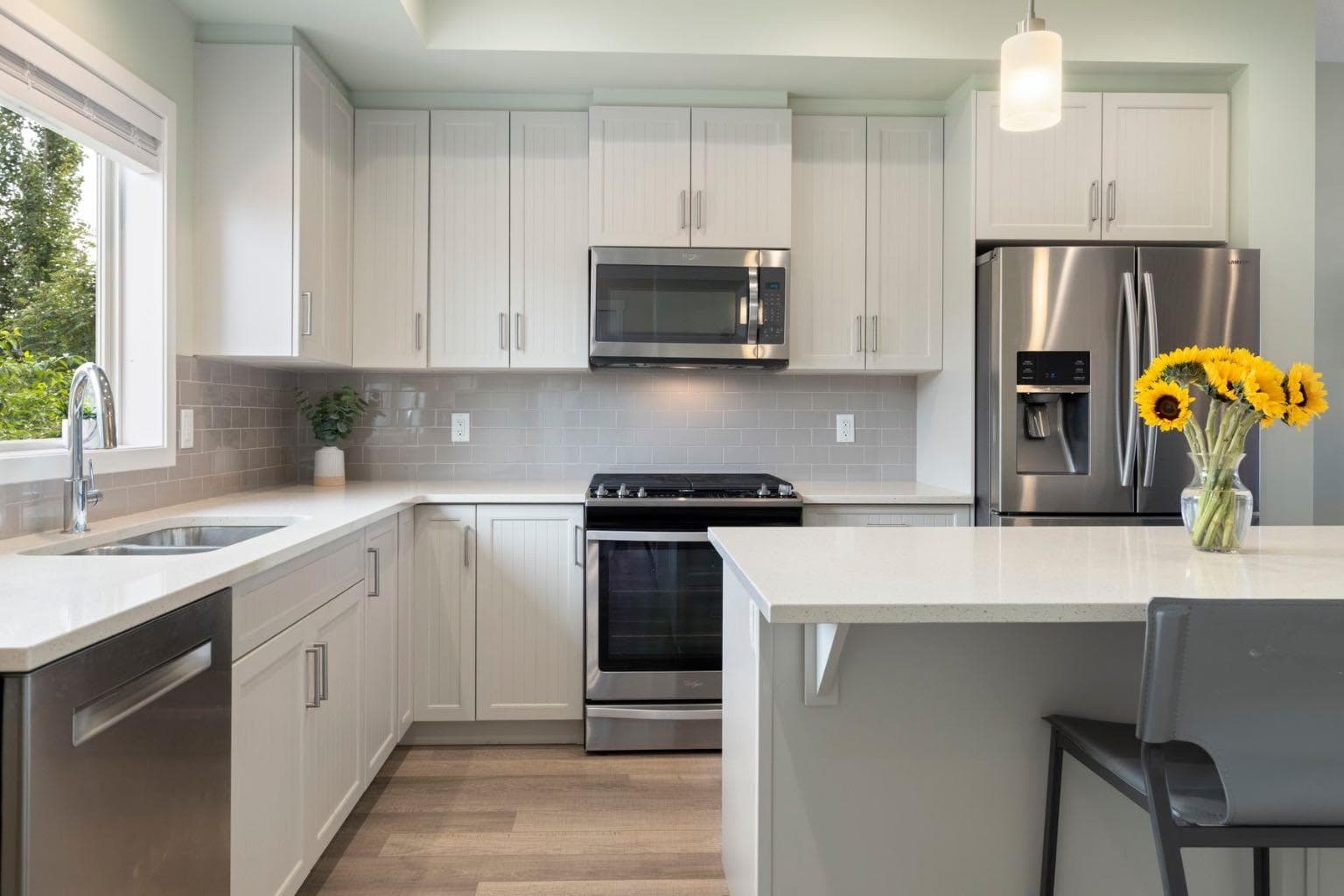 719 Mahogany Boulevard SE — photo 3