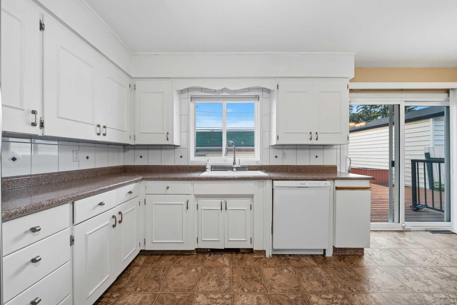 4511 41 Avenue SW — photo 2
