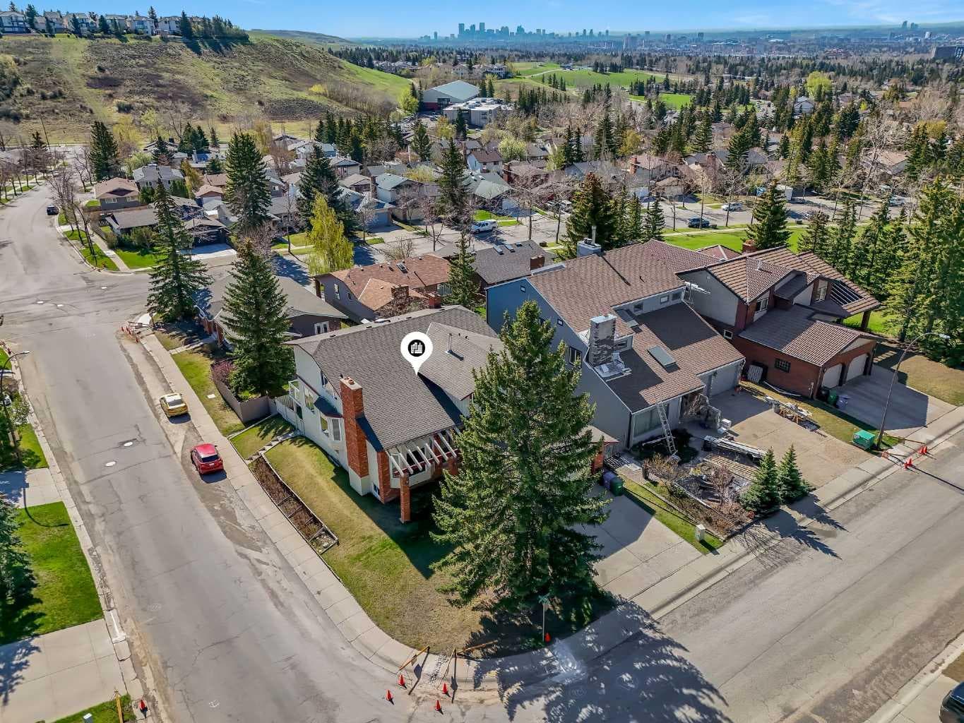4 Edgehill Crescent NW — photo 1