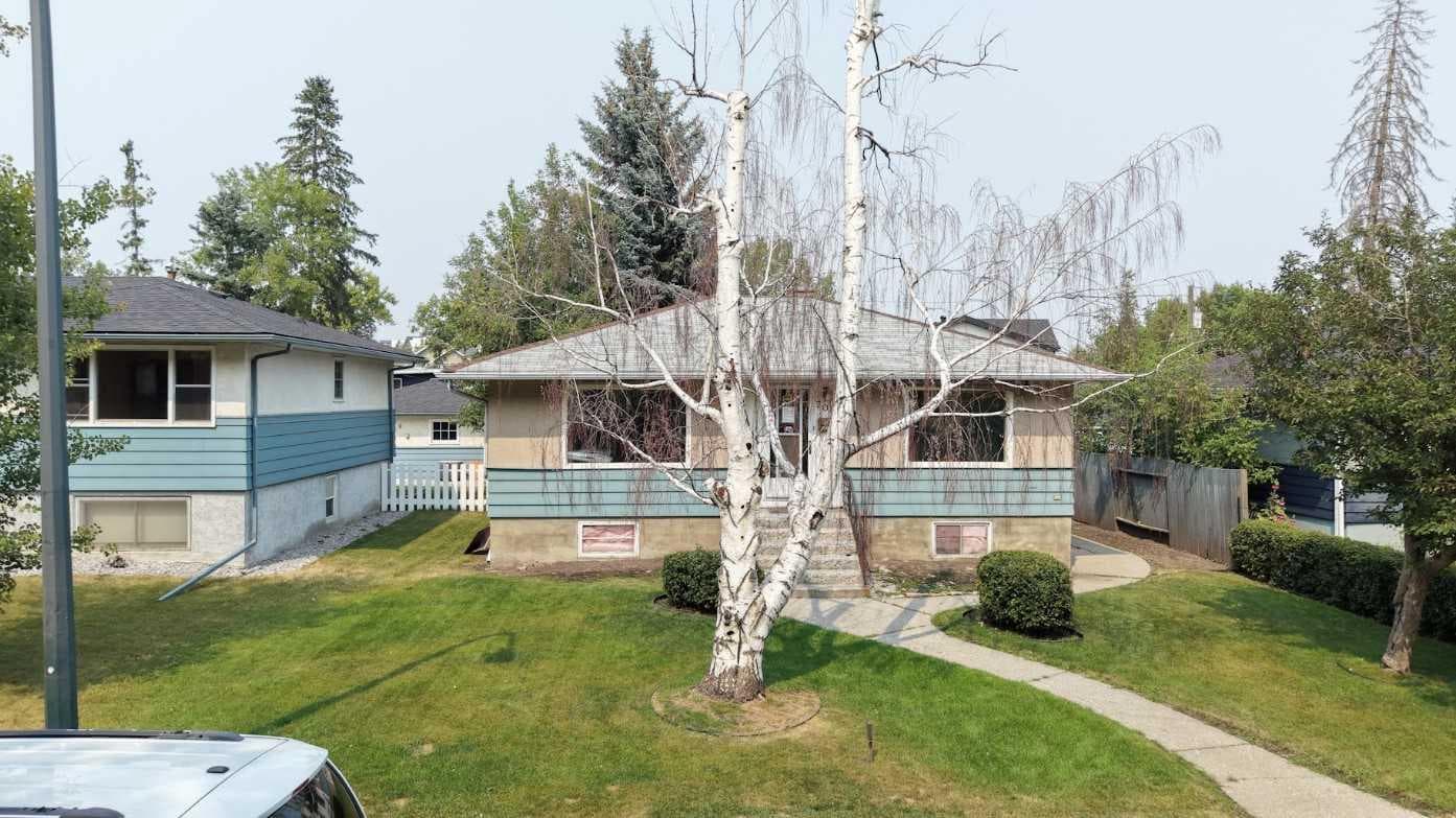 708 55 Avenue SW — photo 4