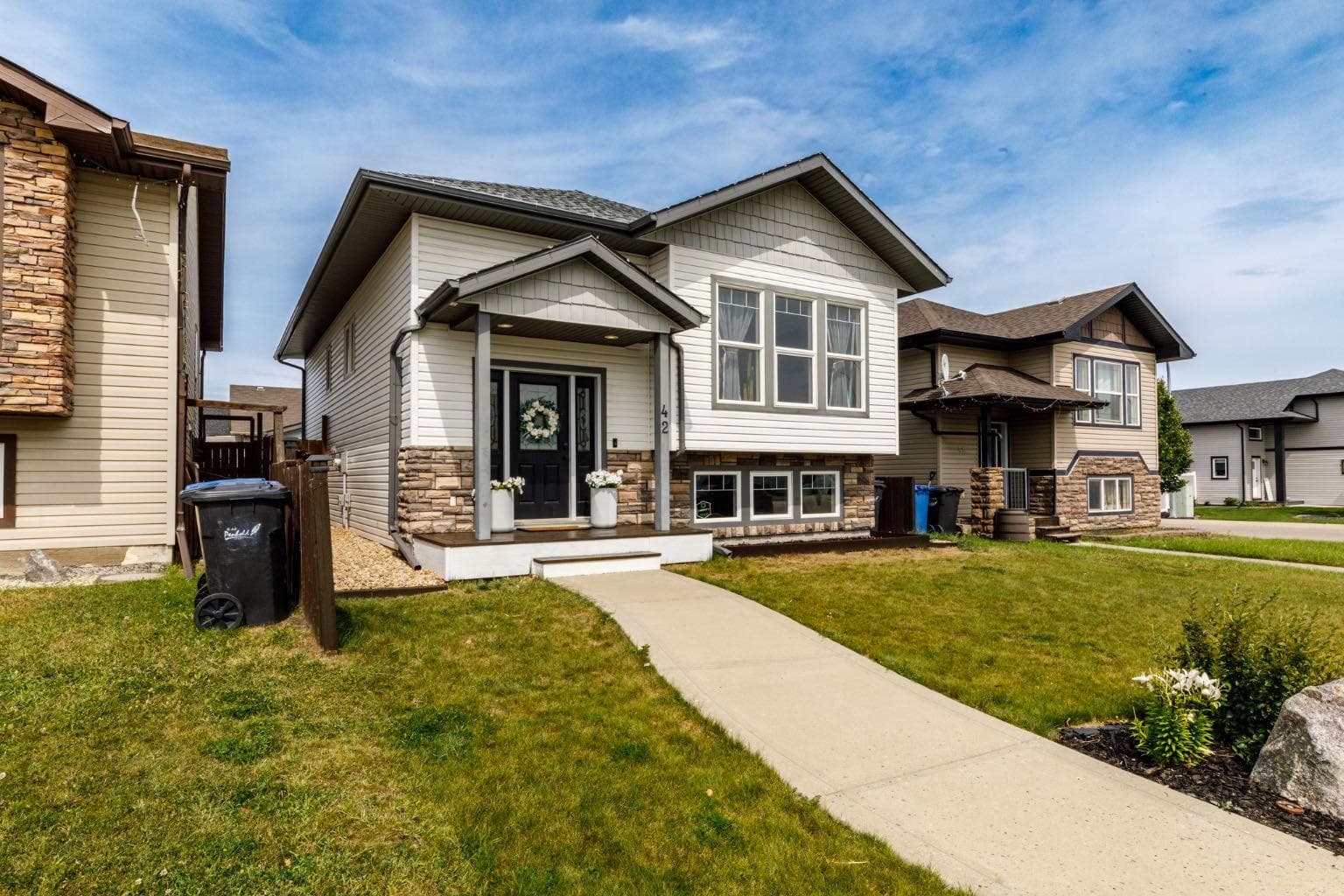 42 Hawthorne Way — photo 1