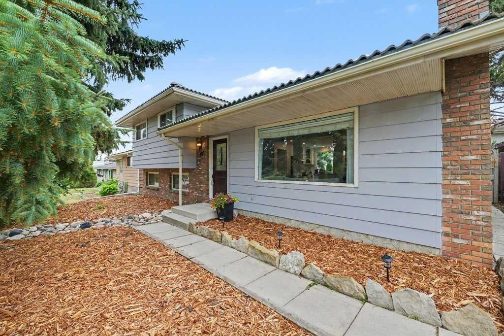 727 120 Avenue SW — photo 2