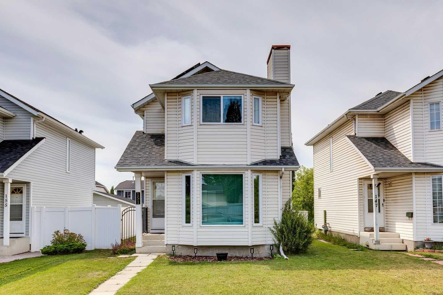 151 Rivercrest Close SE — photo 1