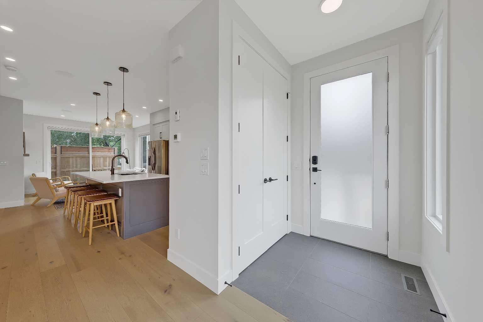 5004 21 Street SW — photo 2
