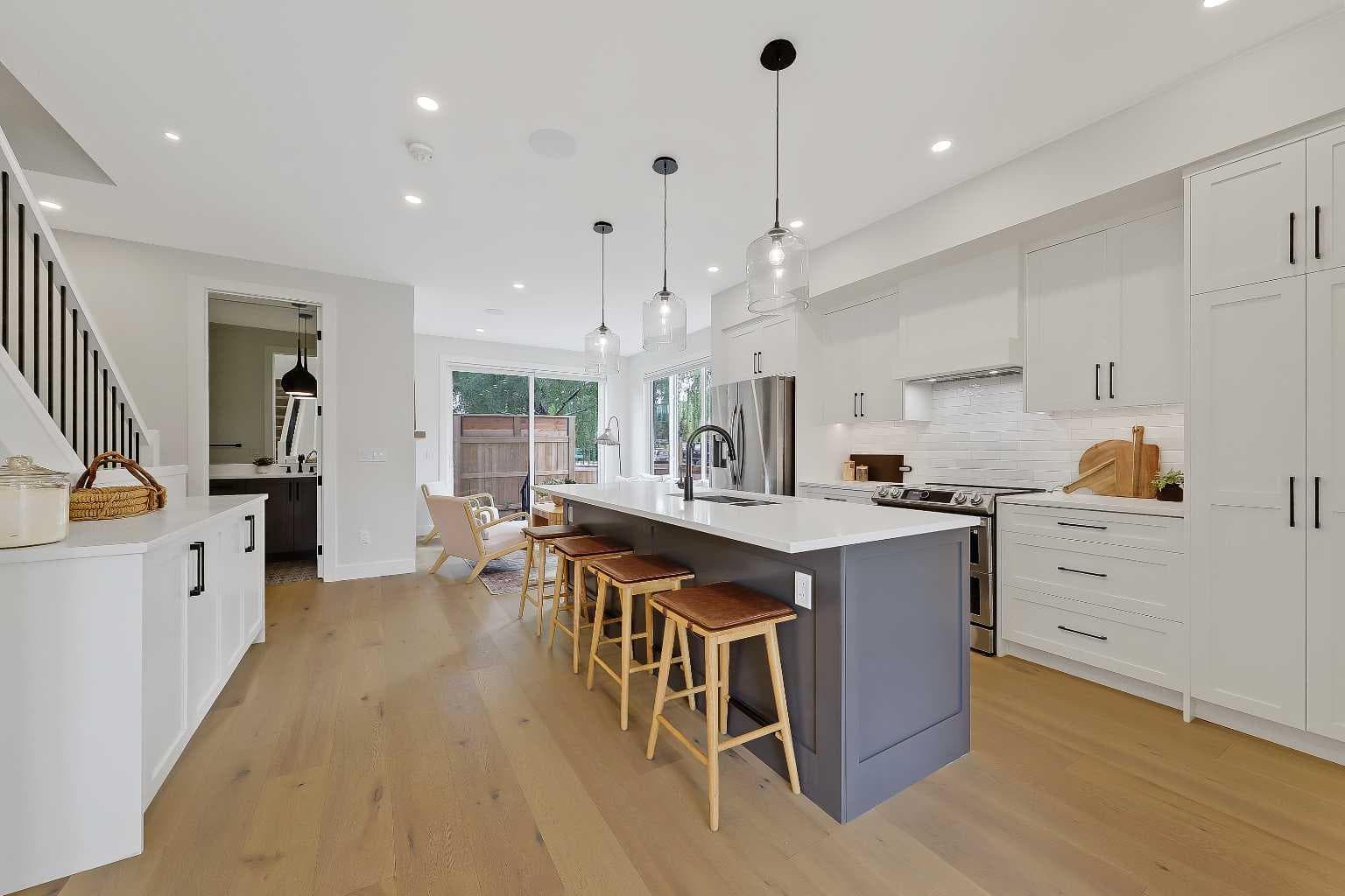 5004 21 Street SW — photo 3