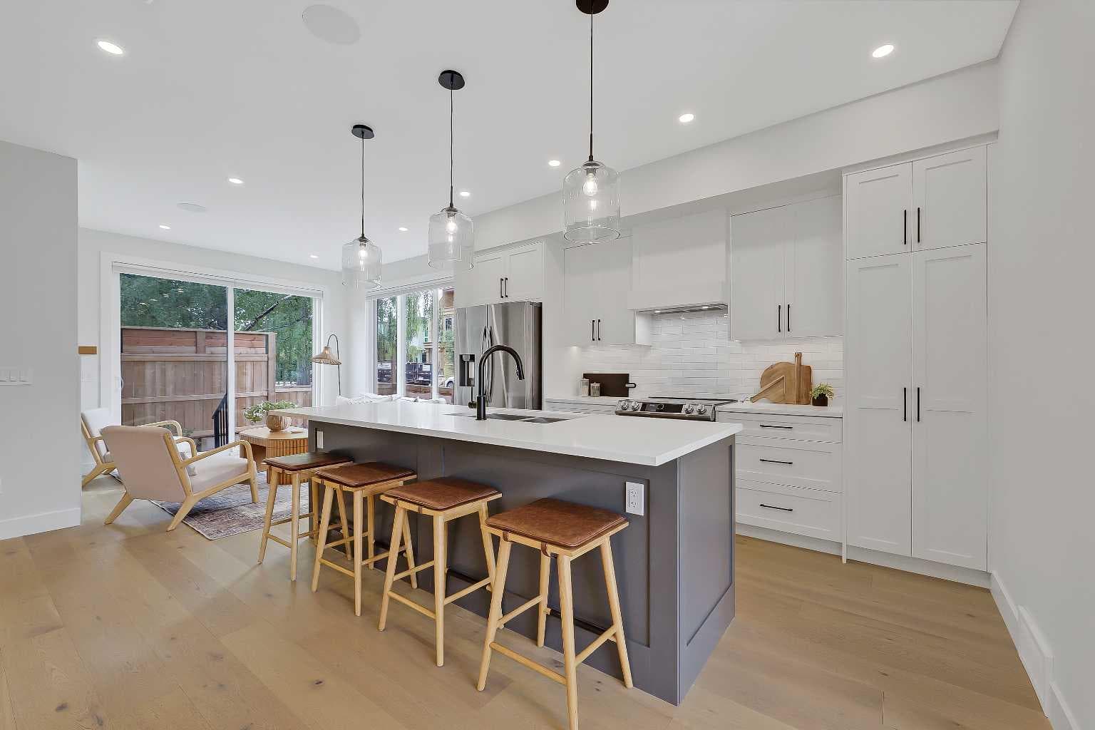 5004 21 Street SW — photo 4