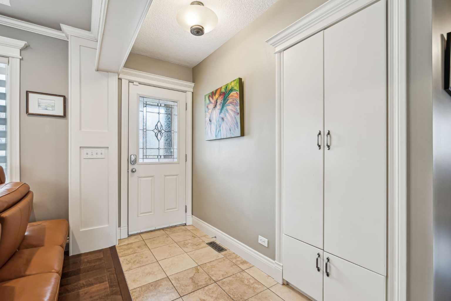 315 45 Avenue SW — photo 2