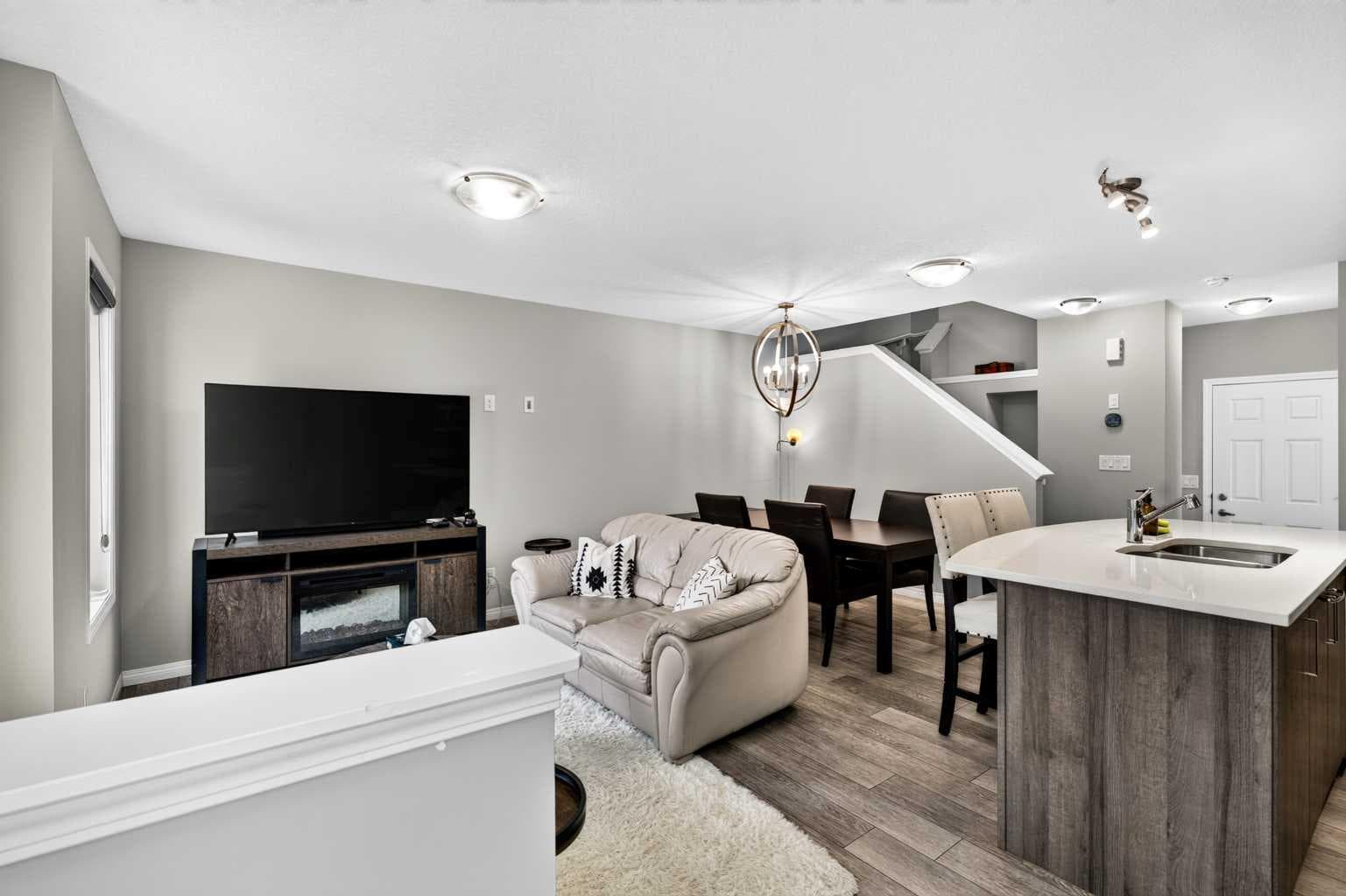 30 Yorkville Boulevard SW — photo 4
