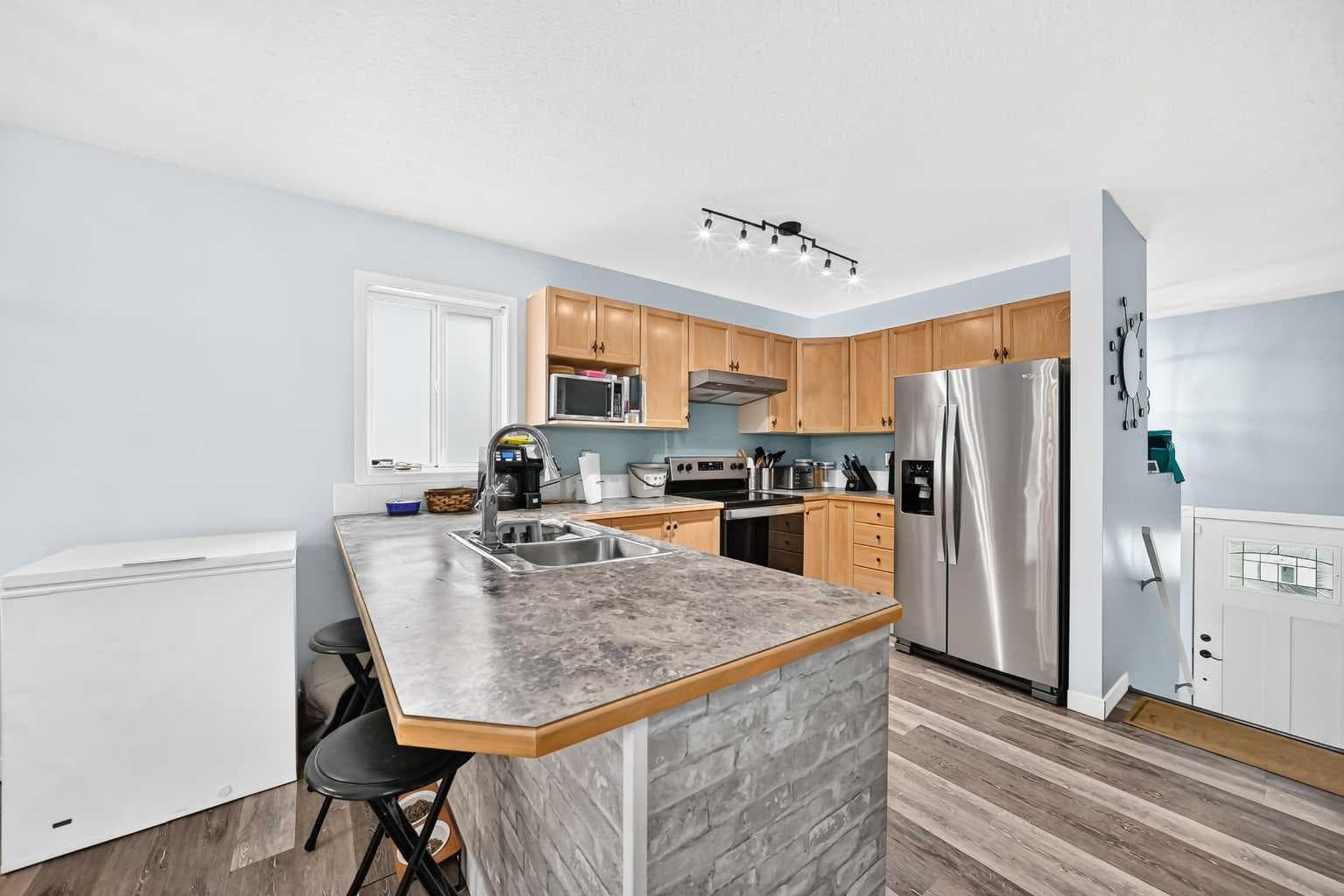 4446 54A Avenue Crescent — photo 5