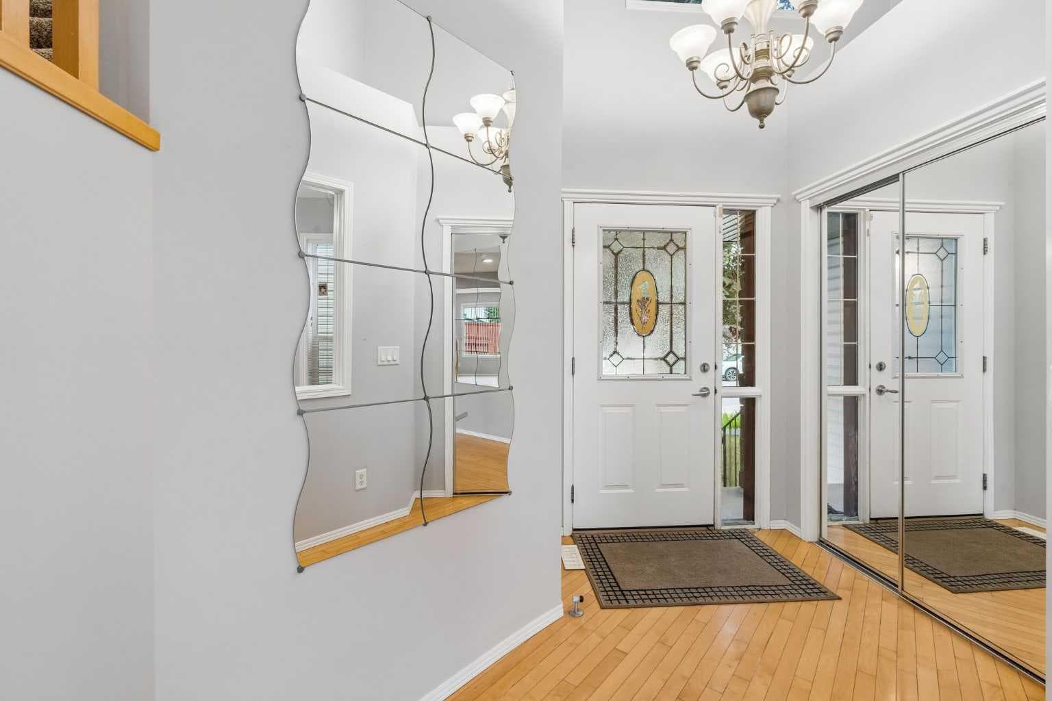 22 Somerside Crescent SW — photo 3
