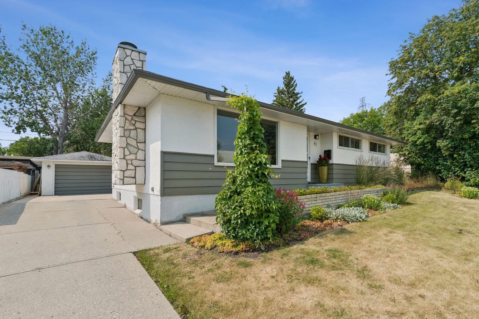 91 Winslow Crescent SW — photo 1