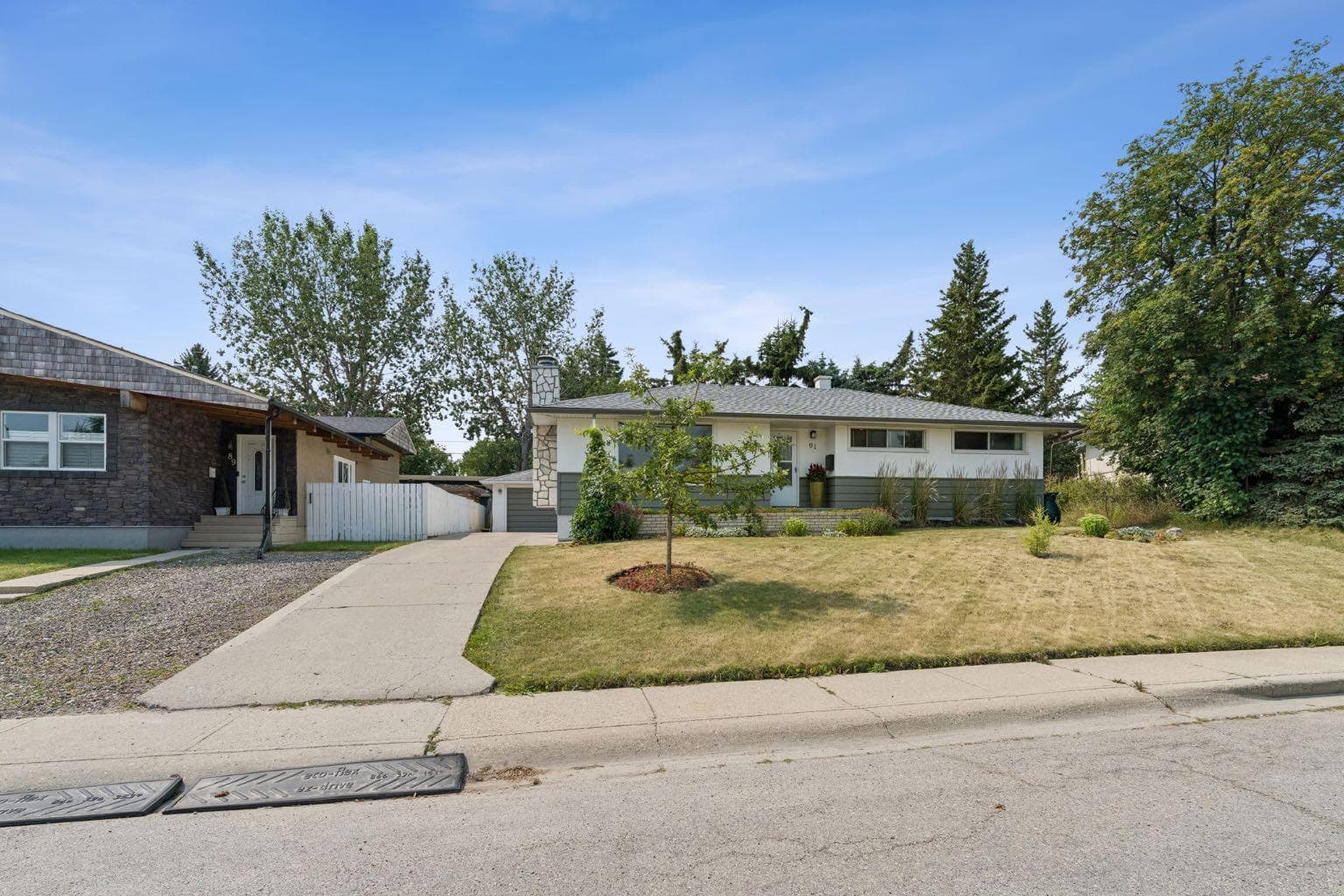91 Winslow Crescent SW — photo 2