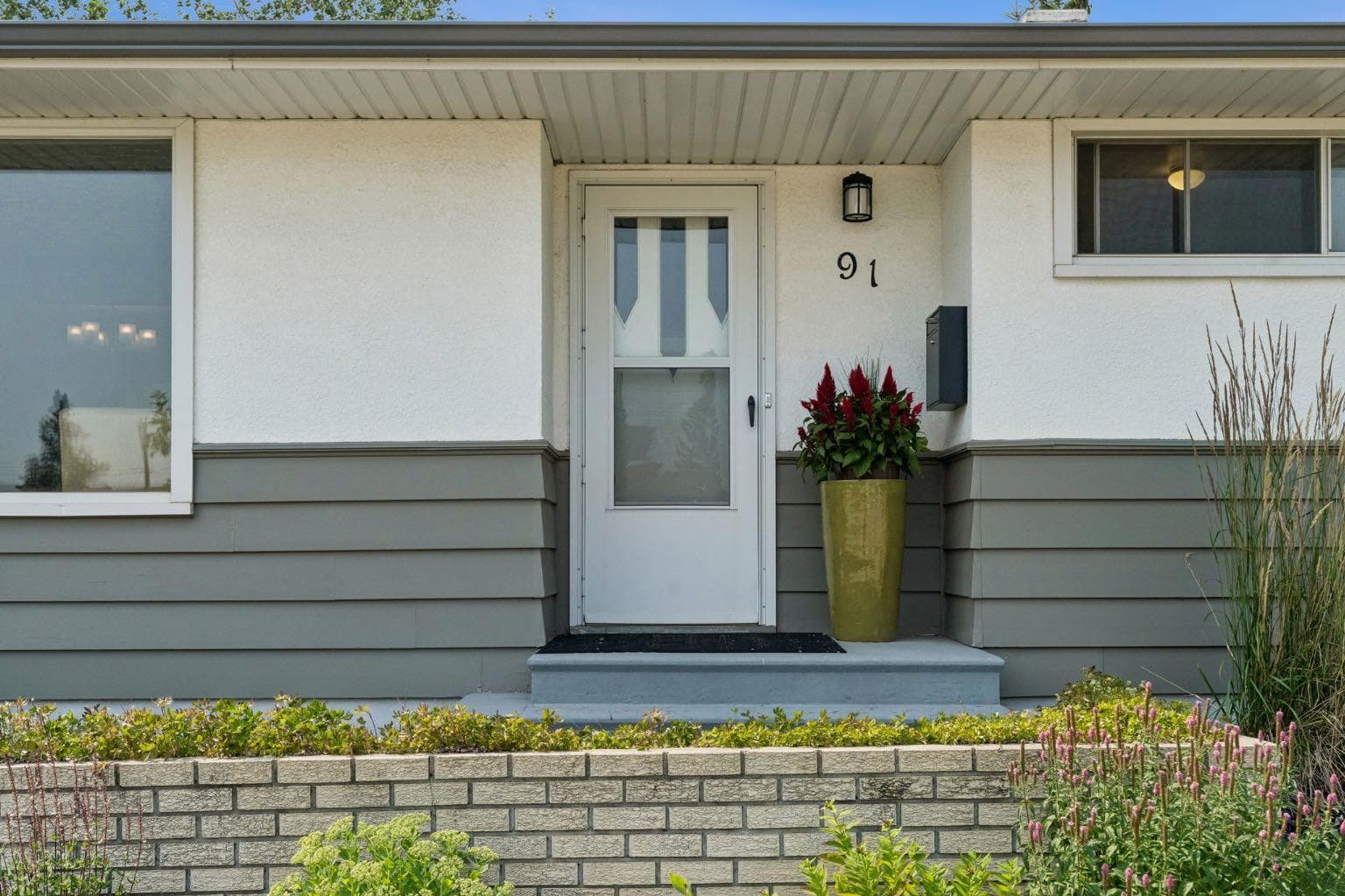 91 Winslow Crescent SW — photo 3