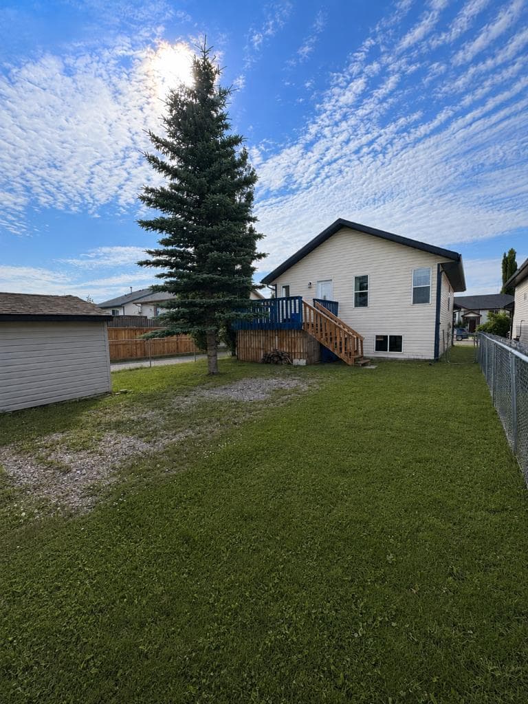 4406 54A Avenue Crescent — photo 2