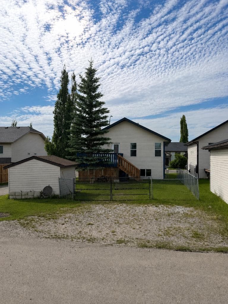 4406 54A Avenue Crescent — photo 3
