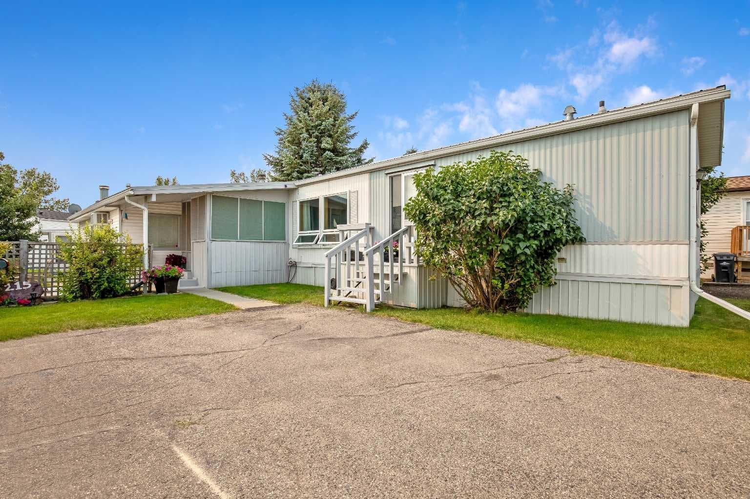 215 Homestead Close — photo 1