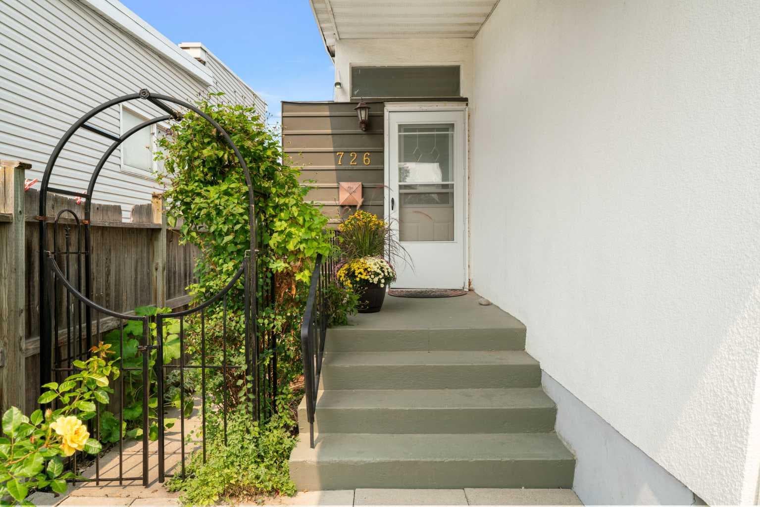 726 68 Avenue SW — photo 2
