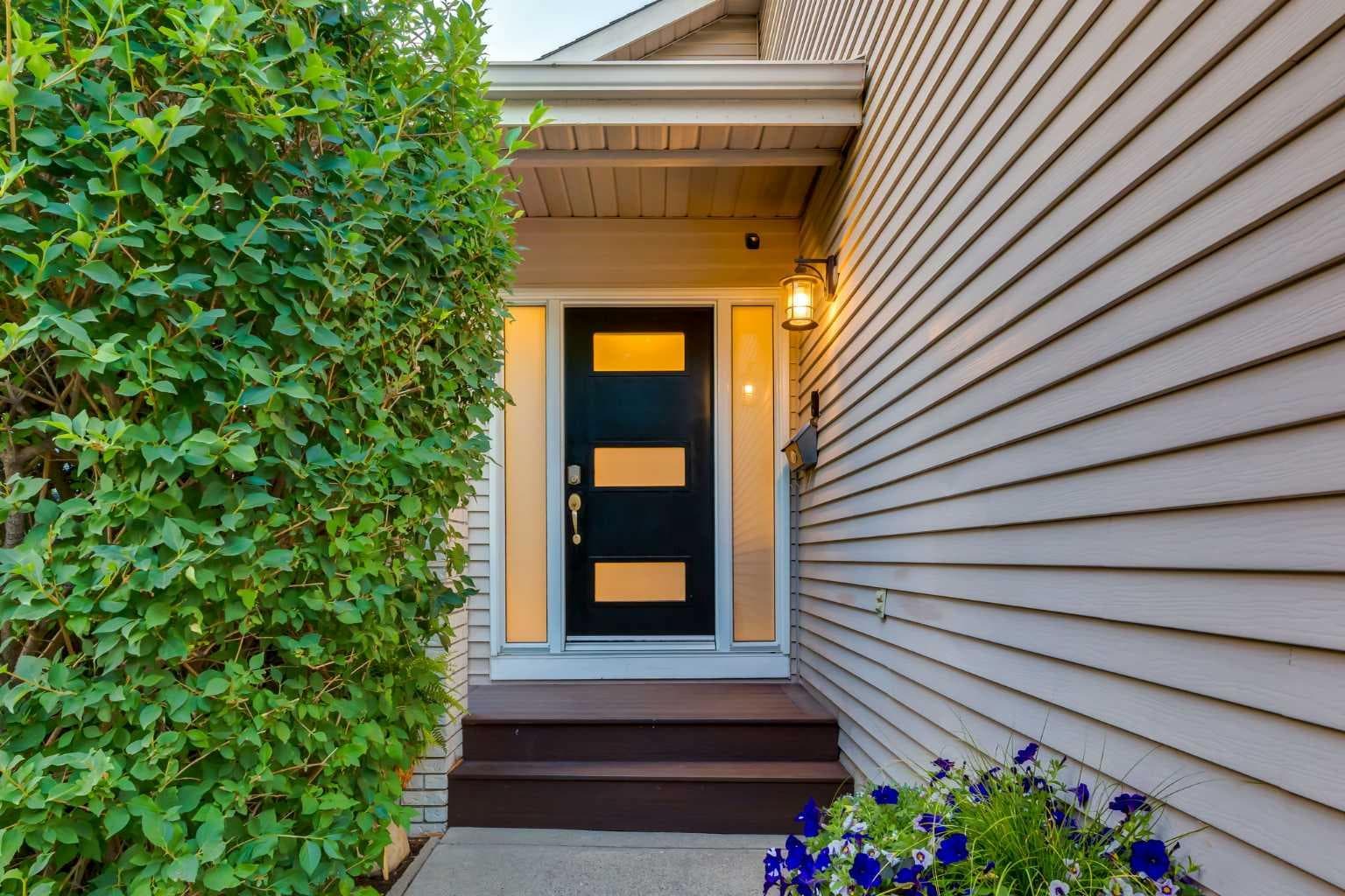 775 STRATHCONA Drive SW — photo 3