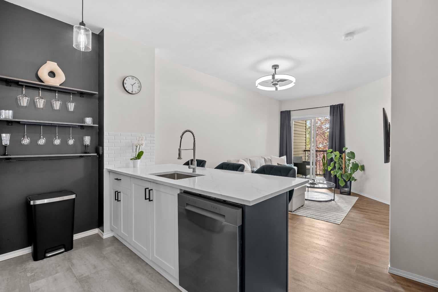 2213, 73 Erin Woods Court — photo 2