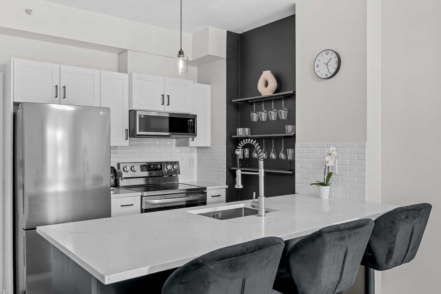 2213, 73 Erin Woods Court — photo 3