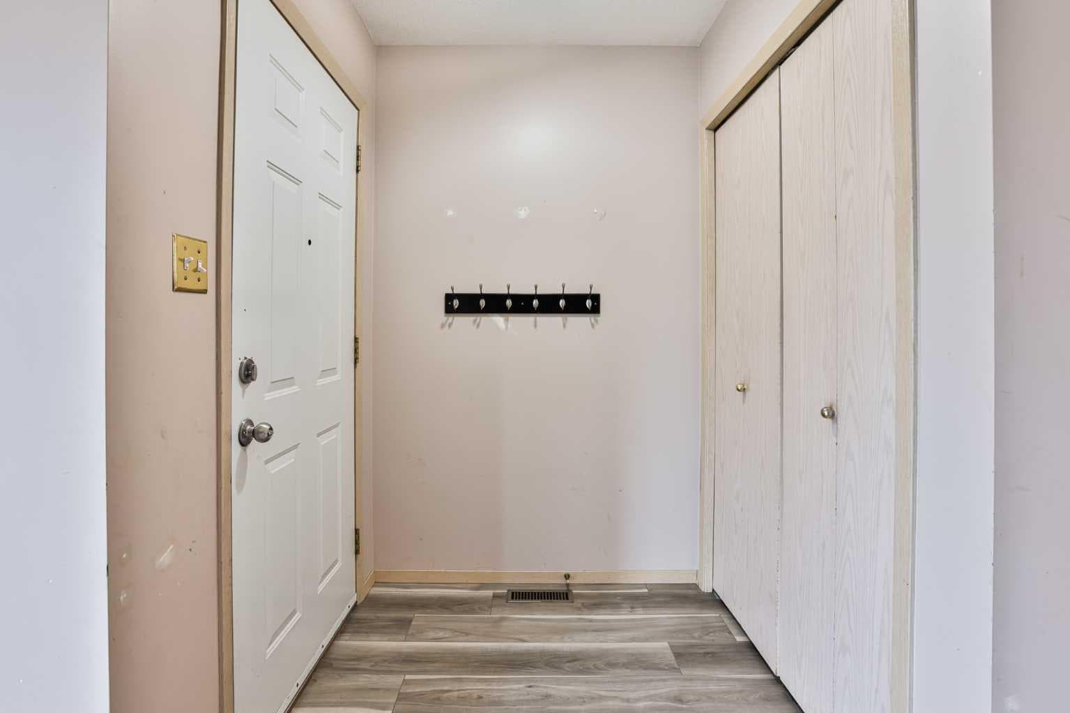 322 Assiniboia Place W — photo 2