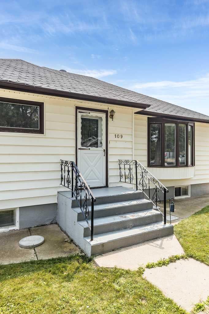 109 4 Street SE — photo 4