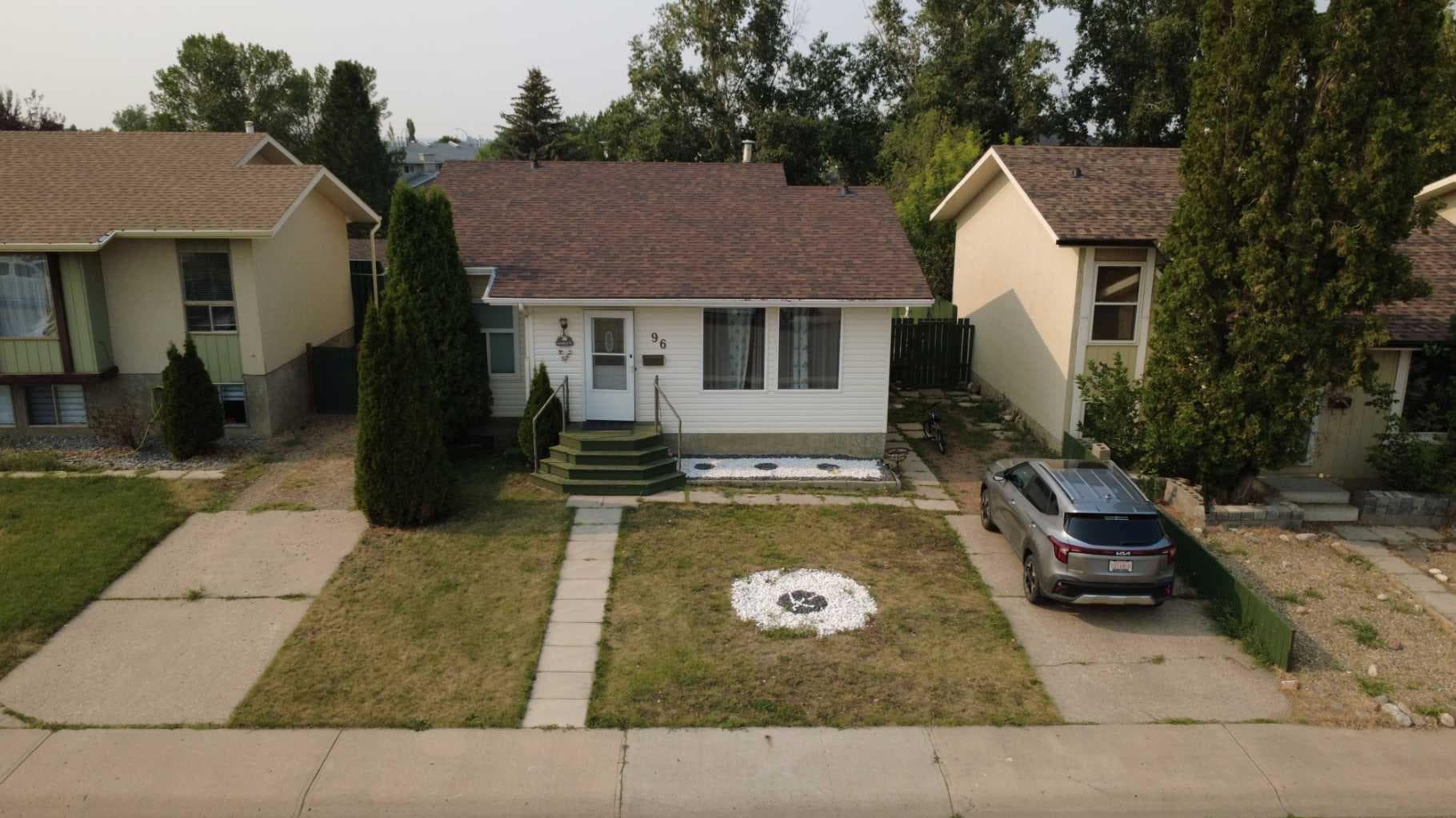 96 Simpson Crescent SE — photo 1
