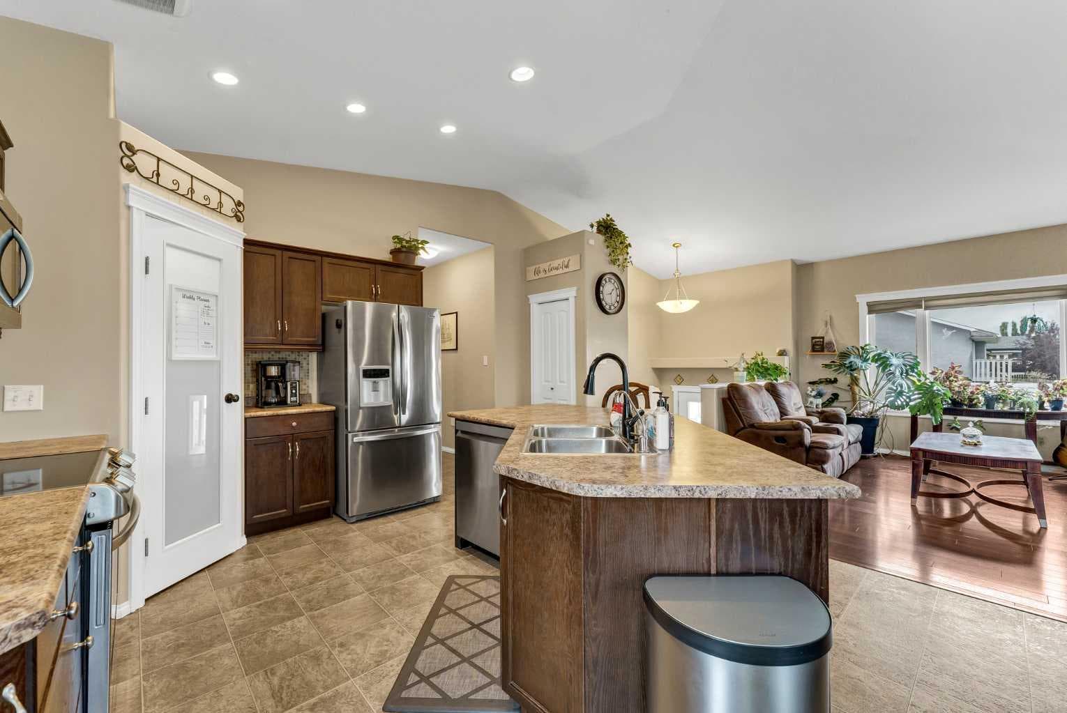 938 6 Street SE — photo 4