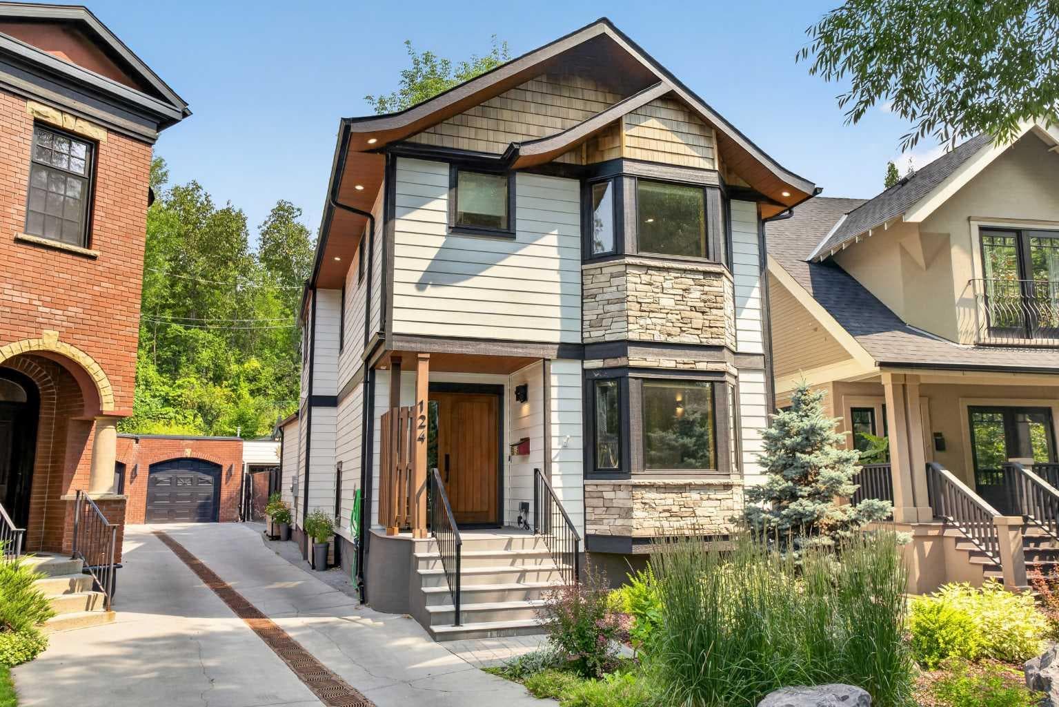124 Garden Crescent SW — photo 2