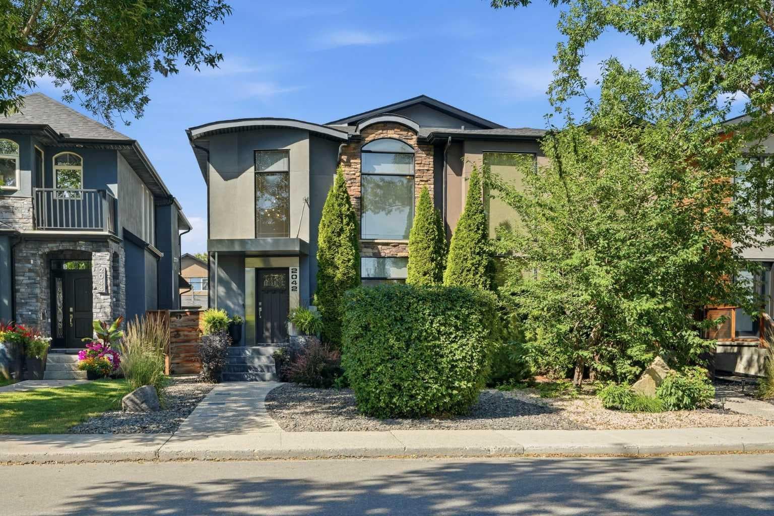2042 49 Avenue SW — photo 1