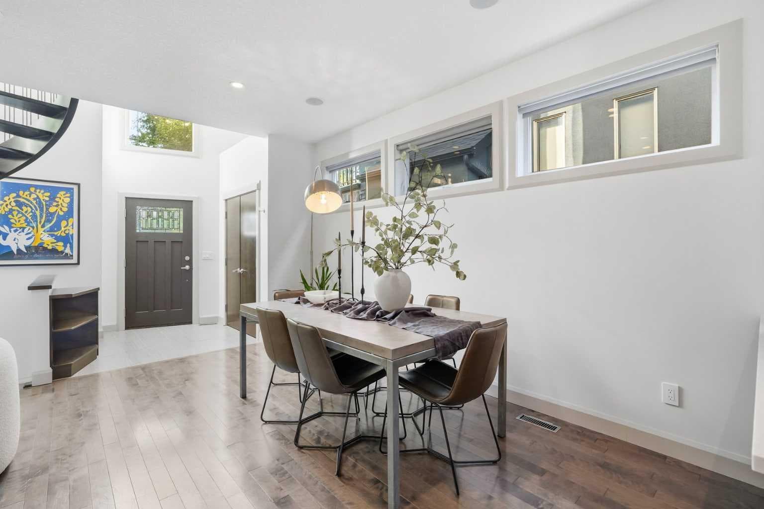 2042 49 Avenue SW — photo 3