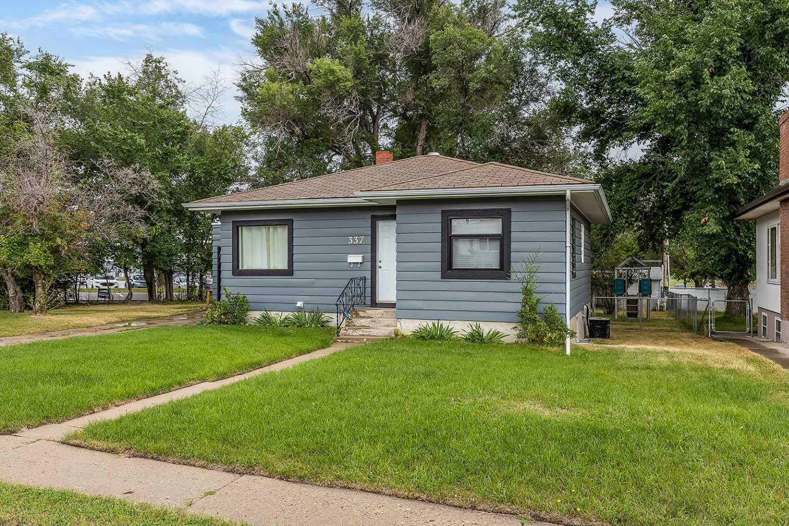 337 4 Street SW — photo 3